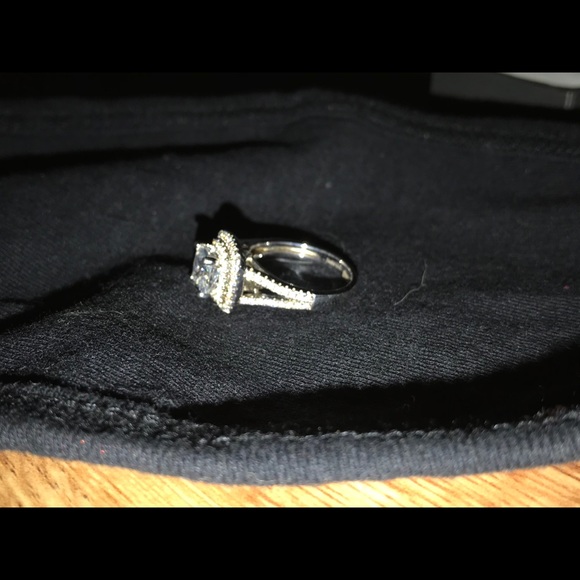 Engagement ring - Picture 3 of 8